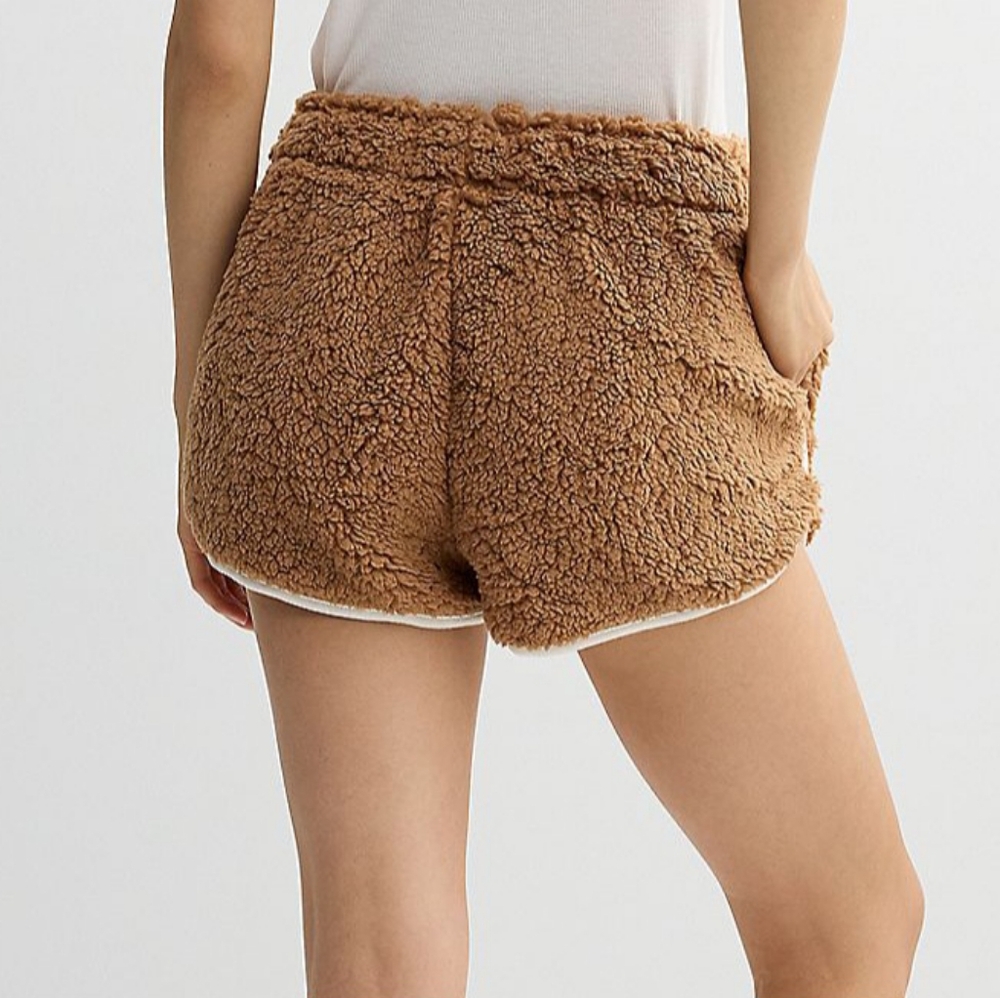Junior's Madden girl contrast Tipping Dolphin shorts. Color,Macroon - Picture 2 of 5